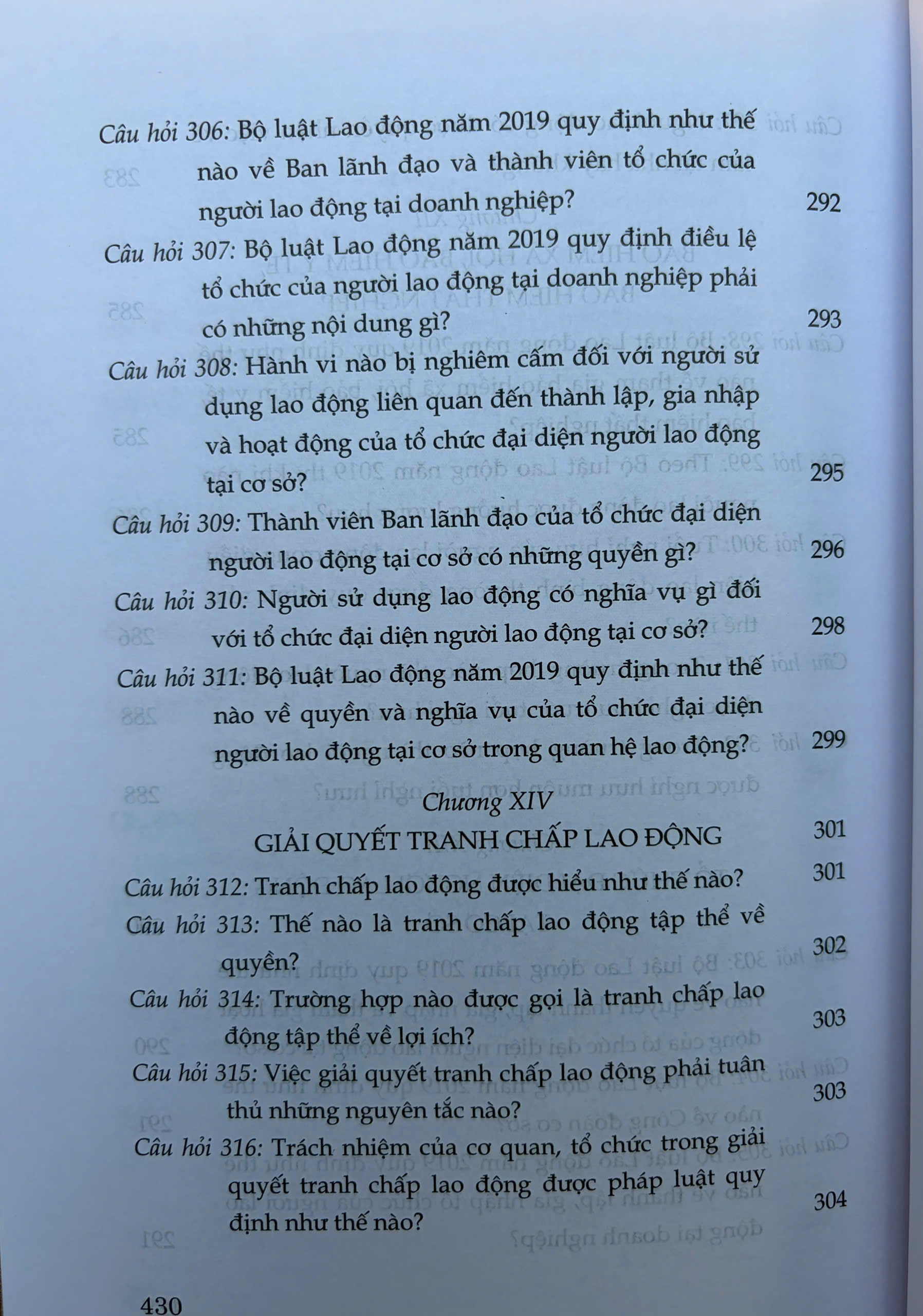 Sách- Hỏi - đáp Bộ luật Lao động (hiện hành- xuất bản lần thứ hai, có sửa chữa, bổ sung) - Ảnh 40