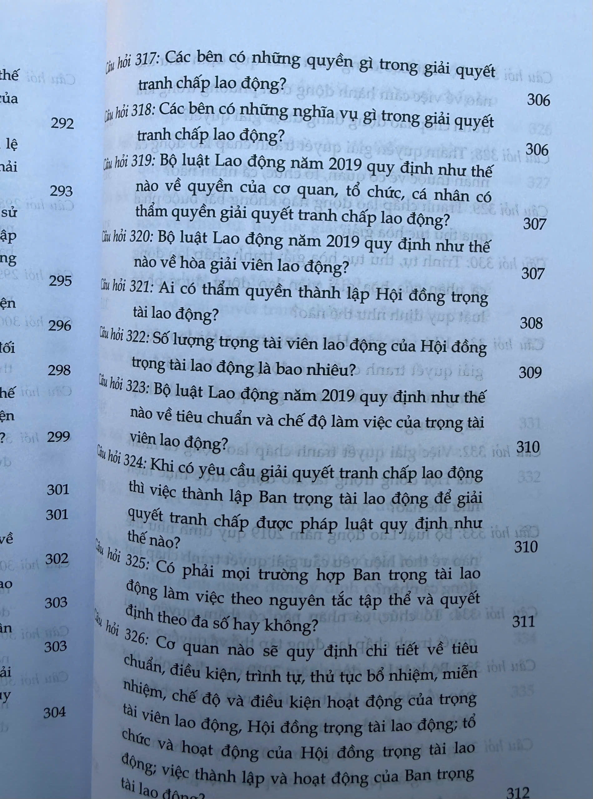 Sách- Hỏi - đáp Bộ luật Lao động (hiện hành- xuất bản lần thứ hai, có sửa chữa, bổ sung) - Ảnh 41
