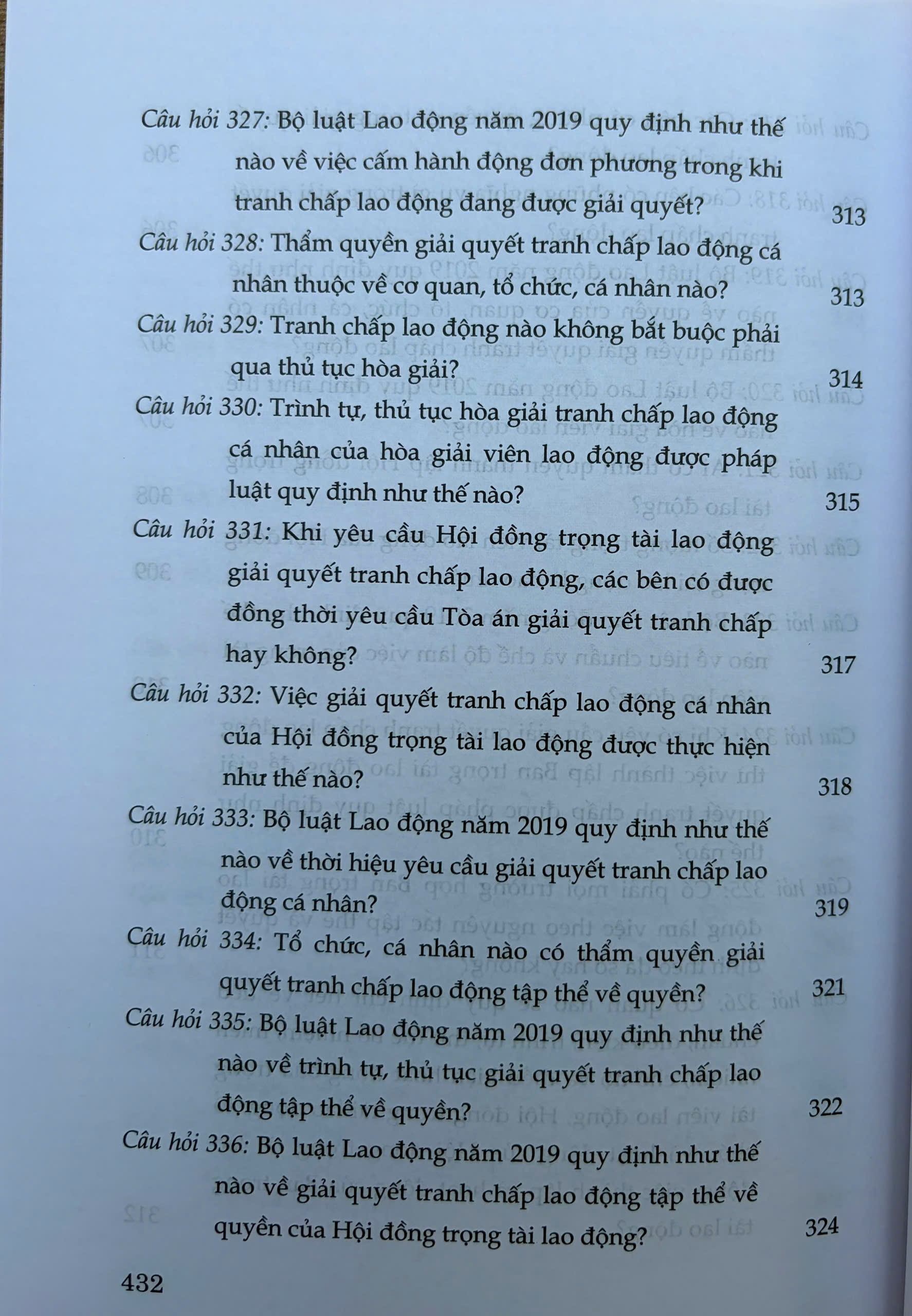 Sách- Hỏi - đáp Bộ luật Lao động (hiện hành- xuất bản lần thứ hai, có sửa chữa, bổ sung) - Ảnh 42